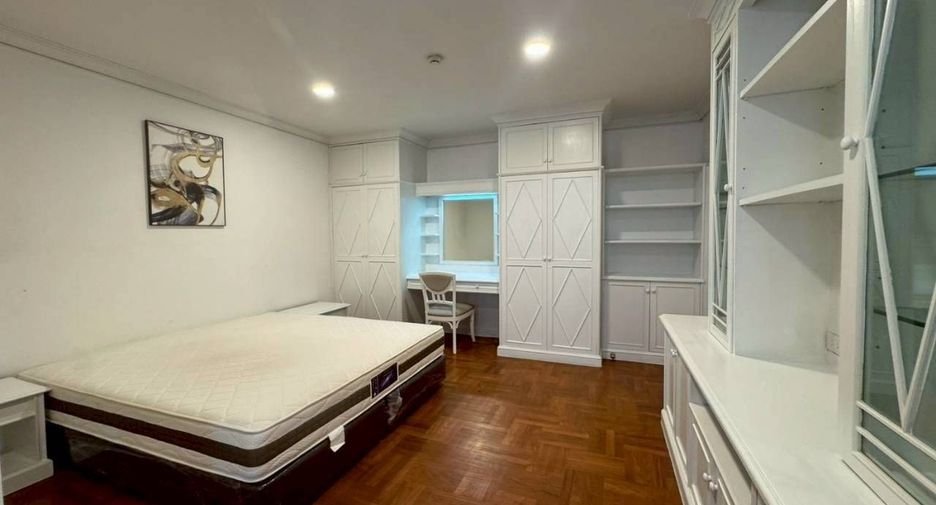 For rent 4 bedrooms condo in Watthana, Bangkok