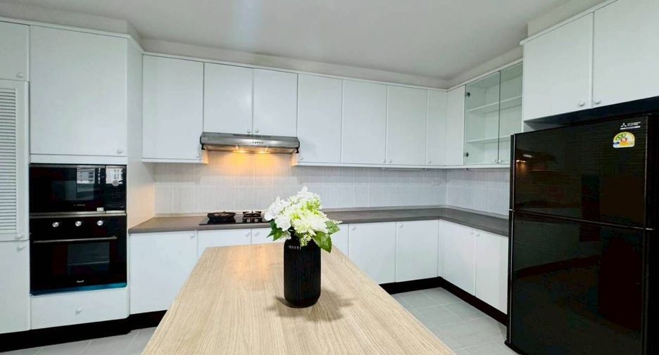 For rent 4 bedrooms condo in Watthana, Bangkok