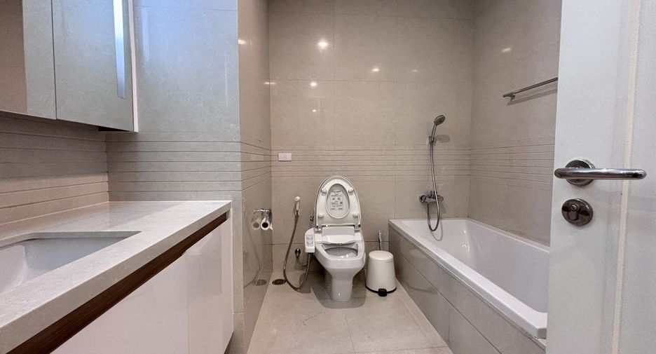 For rent 2 bedrooms condo in Pathum Wan, Bangkok