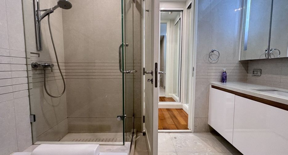 For rent 2 bedrooms condo in Pathum Wan, Bangkok