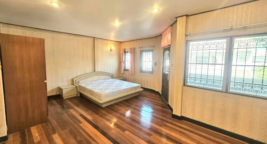 For sale 3 bedrooms townhouse in Wang Thonglang, Bangkok