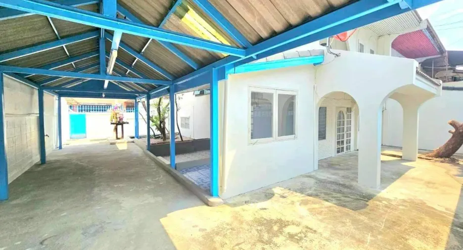For sale 3 bedrooms townhouse in Wang Thonglang, Bangkok
