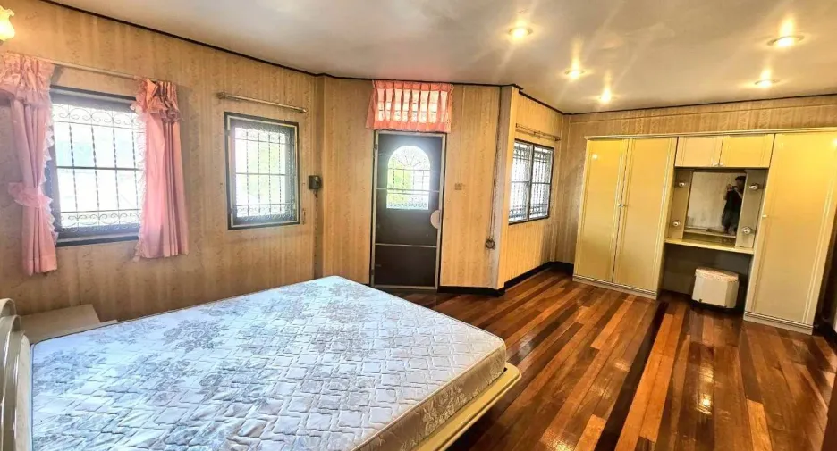 For sale 3 bedrooms townhouse in Wang Thonglang, Bangkok