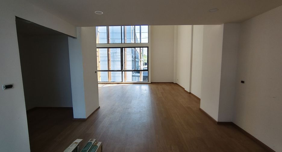 Casa adosada en venta de 2 habitaciones en Suan Luang, Bangkok