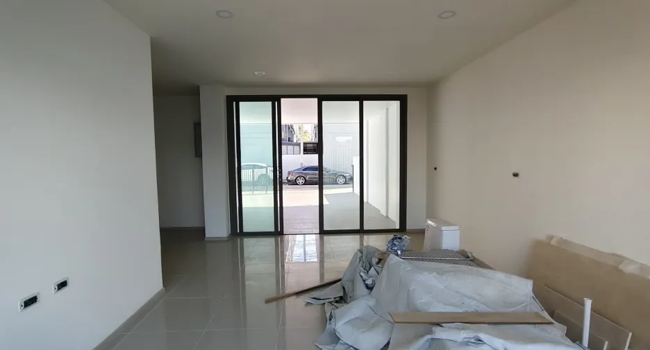 Casa adosada en venta de 2 habitaciones en Suan Luang, Bangkok