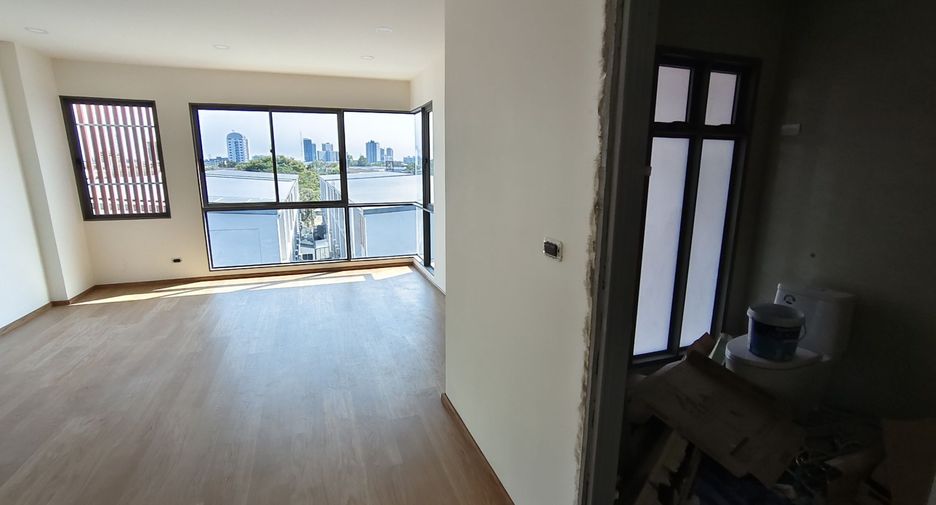 Casa adosada en venta de 2 habitaciones en Suan Luang, Bangkok