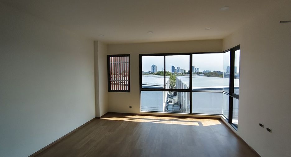 Casa adosada en venta de 2 habitaciones en Suan Luang, Bangkok