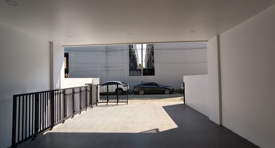 Casa adosada en venta de 2 habitaciones en Suan Luang, Bangkok