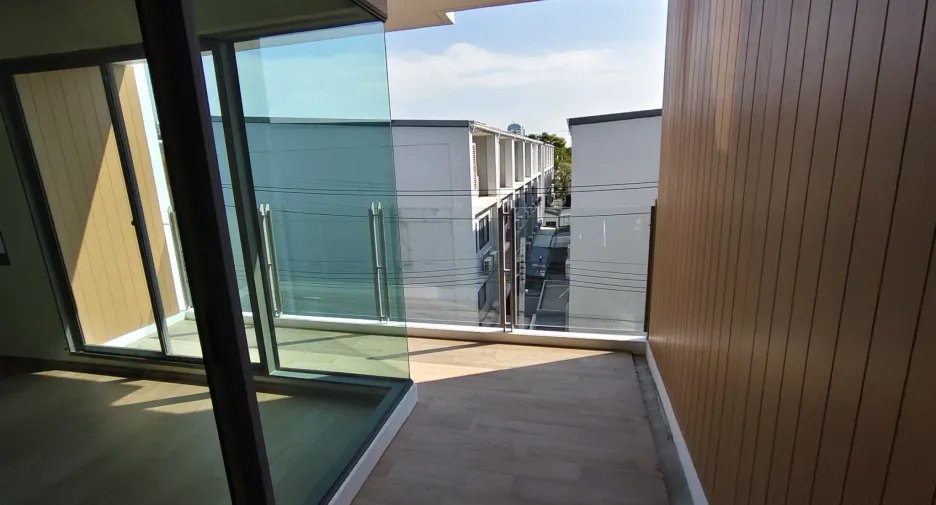 Casa adosada en venta de 2 habitaciones en Suan Luang, Bangkok