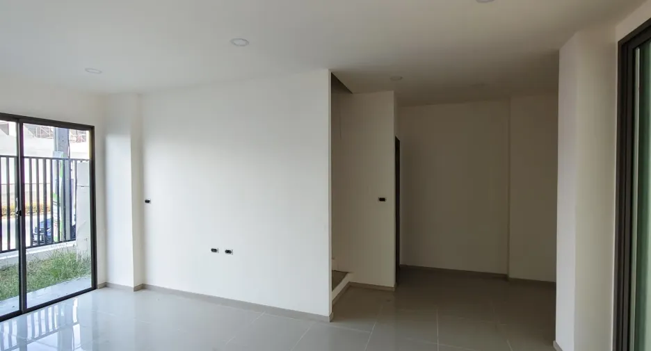 Casa adosada en venta de 2 habitaciones en Suan Luang, Bangkok