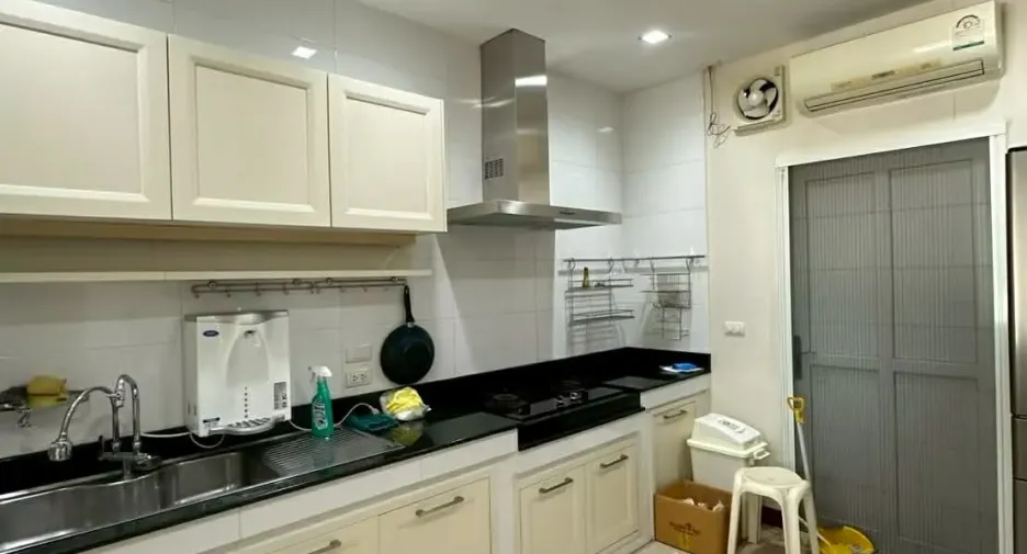 For rent 4 bedrooms house in Mueang Chiang Mai, Chiang Mai