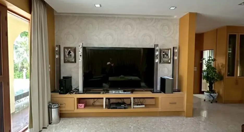 For rent 4 bedrooms house in Mueang Chiang Mai, Chiang Mai