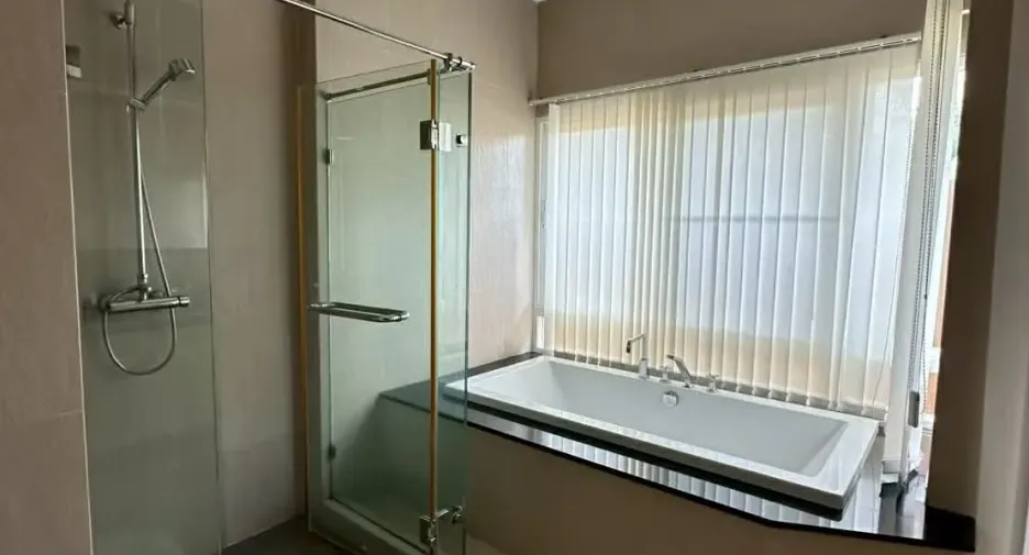 For rent 4 bedrooms house in Mueang Chiang Mai, Chiang Mai