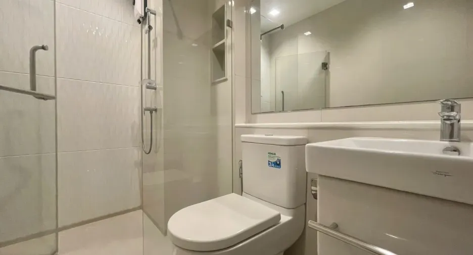 For rent 2 bedrooms condo in Huai Khwang, Bangkok