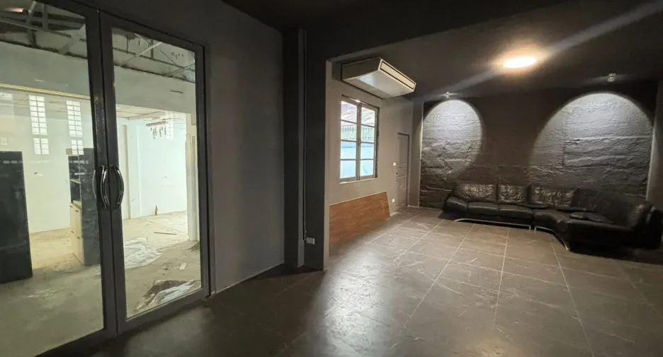 For rent 6 ベッドルーム townhouse in Watthana, Bangkok