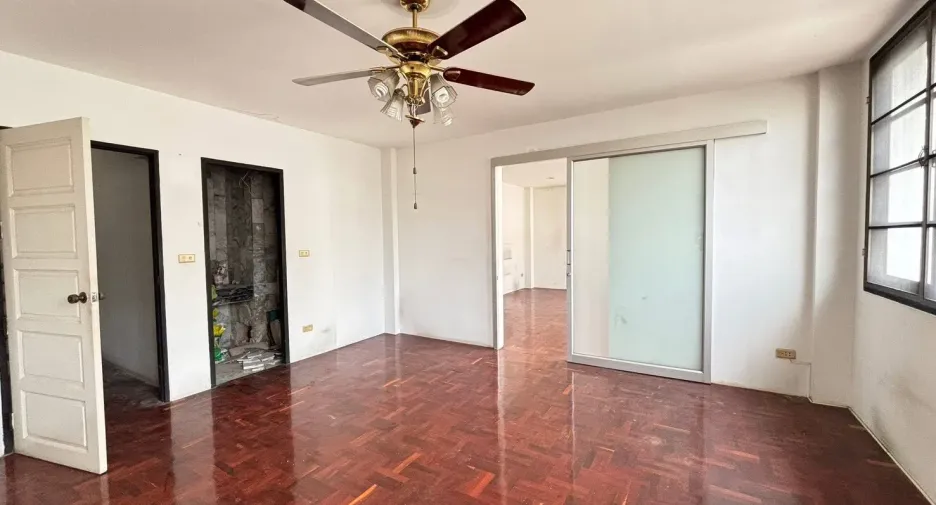 For rent 6 ベッドルーム townhouse in Watthana, Bangkok