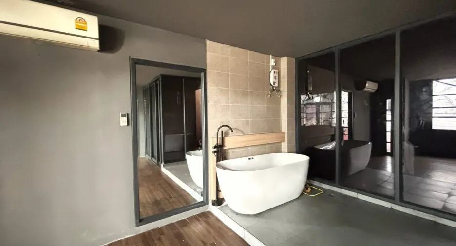 For rent 6 ベッドルーム townhouse in Watthana, Bangkok