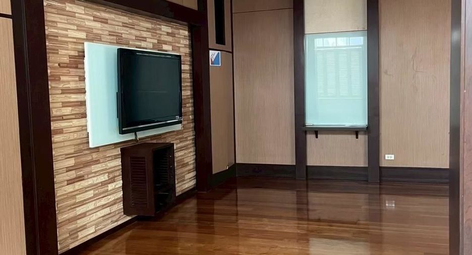For rent 5 bedrooms retail Space in Sathon, Bangkok