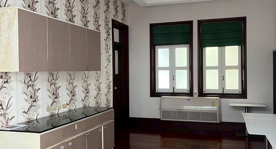 For rent 5 bedrooms retail Space in Sathon, Bangkok