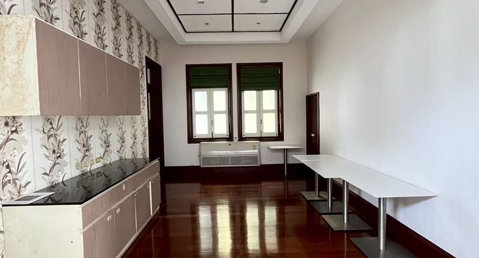 For rent 5 bedrooms retail Space in Sathon, Bangkok