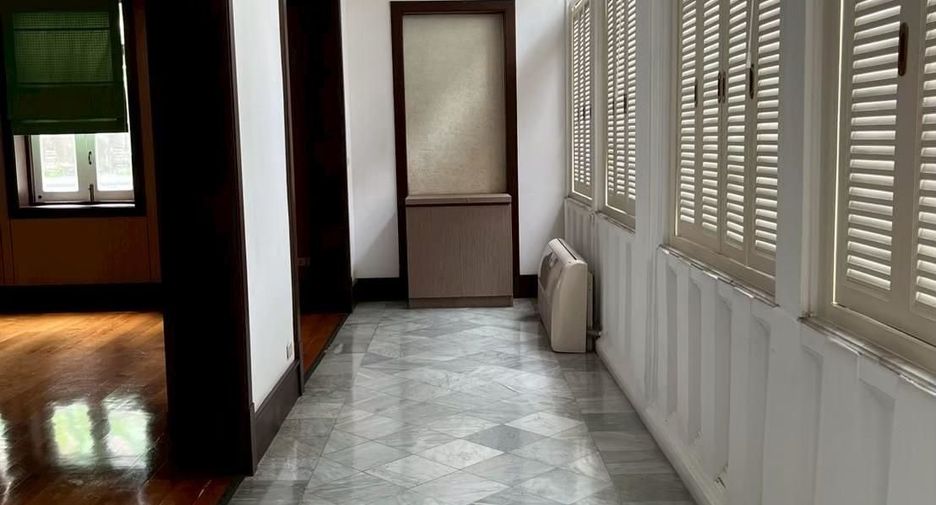 For rent 5 bedrooms retail Space in Sathon, Bangkok