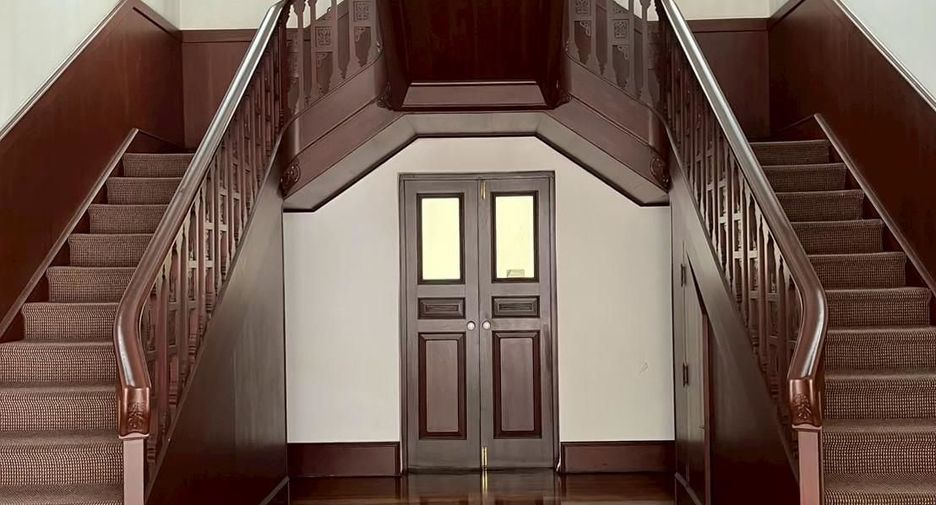 For rent 5 bedrooms retail Space in Sathon, Bangkok