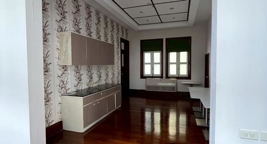For rent 5 bedrooms retail Space in Sathon, Bangkok