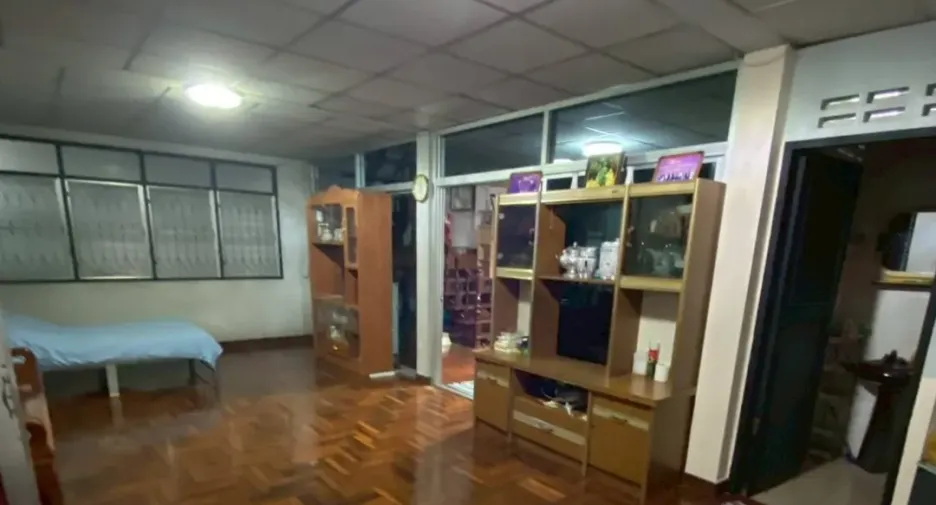 À vendre 4 chambres maison à Huai Khwang, Bangkok