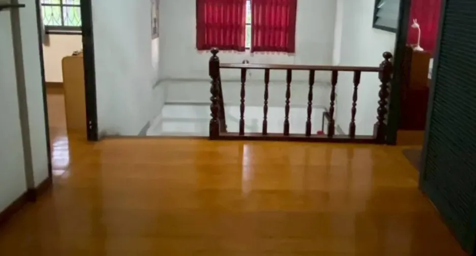 À vendre 4 chambres maison à Huai Khwang, Bangkok