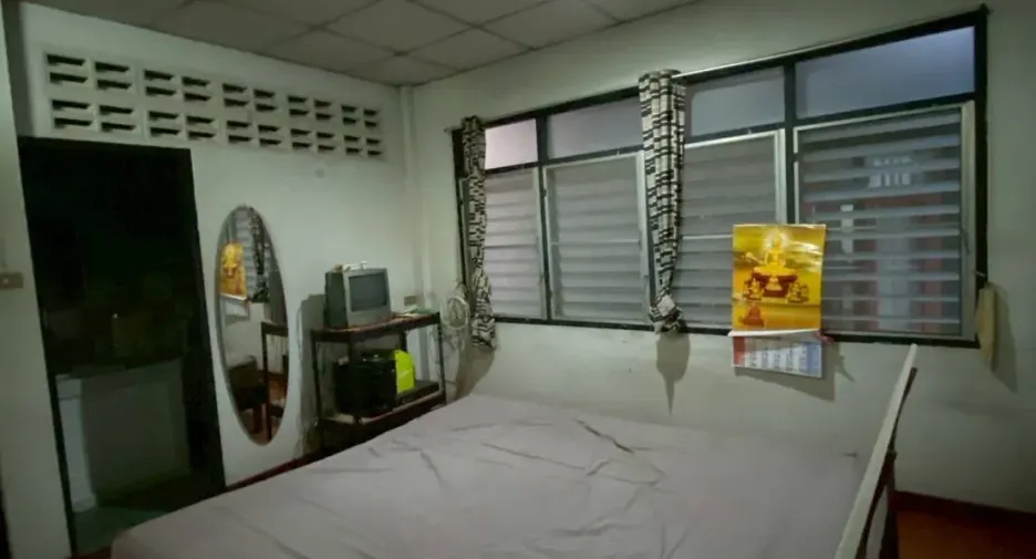 À vendre 4 chambres maison à Huai Khwang, Bangkok