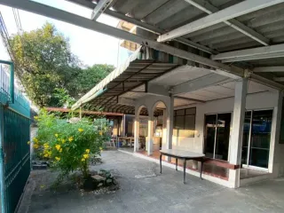 Haus zum Kauf mit 4 Zimmer in Huai Khwang, Bangkok
