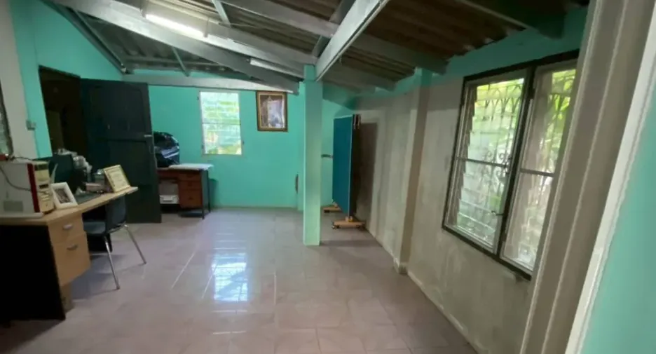 À vendre 4 chambres maison à Huai Khwang, Bangkok