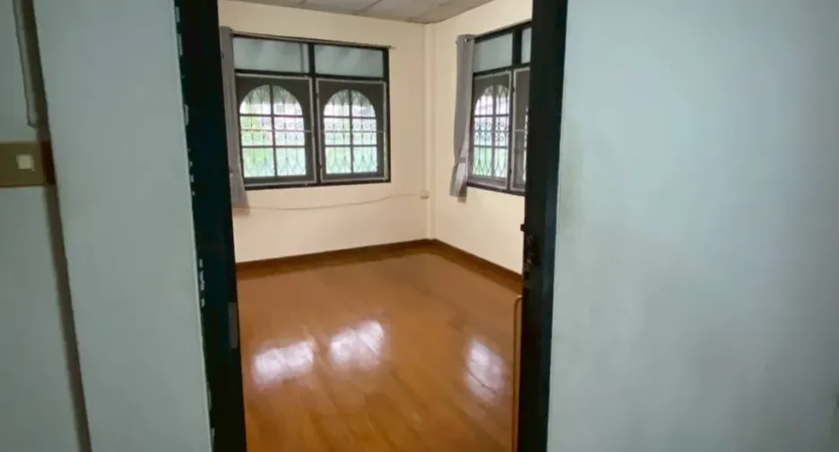 À vendre 4 chambres maison à Huai Khwang, Bangkok