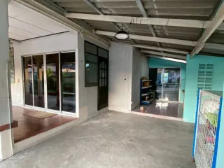 Haus zum Kauf mit 4 Zimmer in Huai Khwang, Bangkok