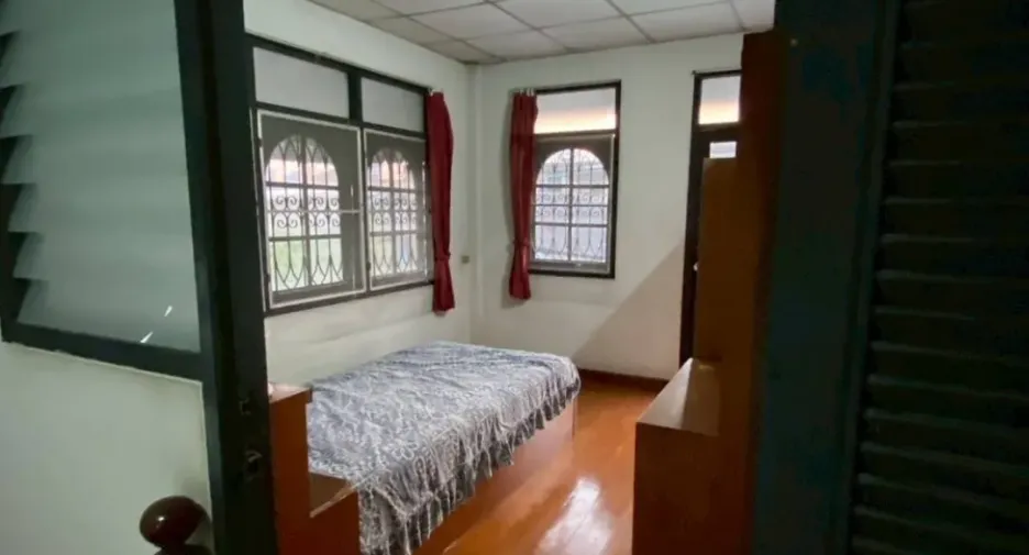 À vendre 4 chambres maison à Huai Khwang, Bangkok