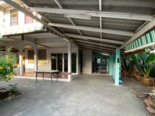 Haus zum Kauf mit 4 Zimmer in Huai Khwang, Bangkok