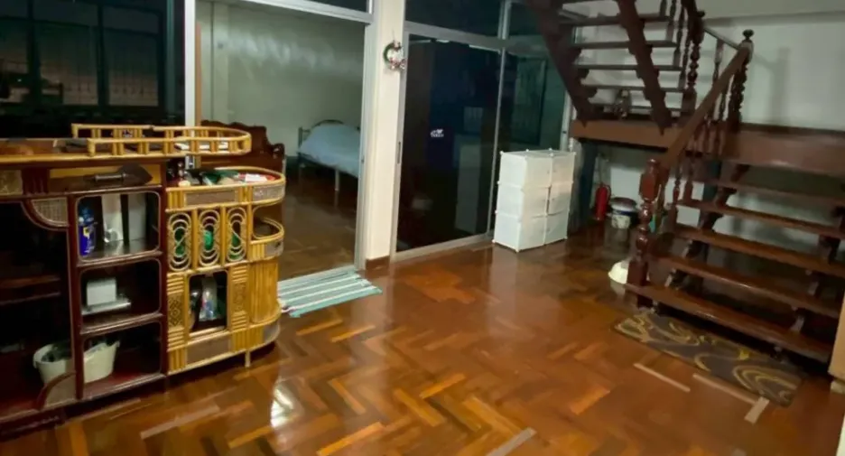 À vendre 4 chambres maison à Huai Khwang, Bangkok
