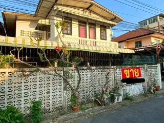 Haus zum Kauf mit 4 Zimmer in Huai Khwang, Bangkok