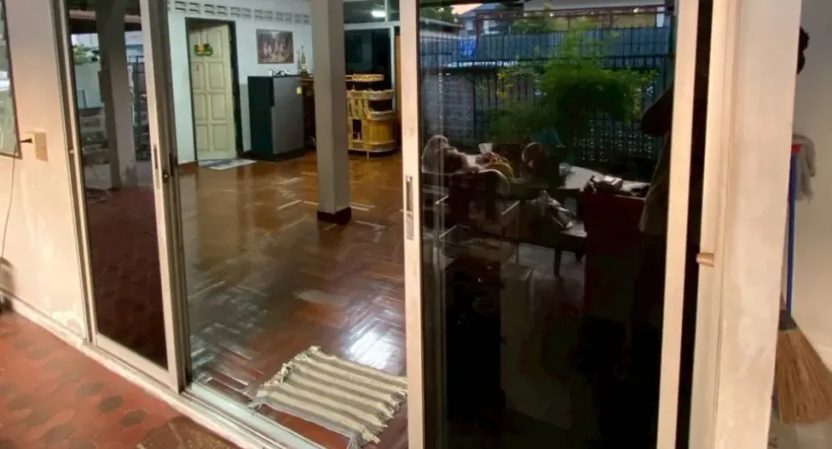 À vendre 4 chambres maison à Huai Khwang, Bangkok