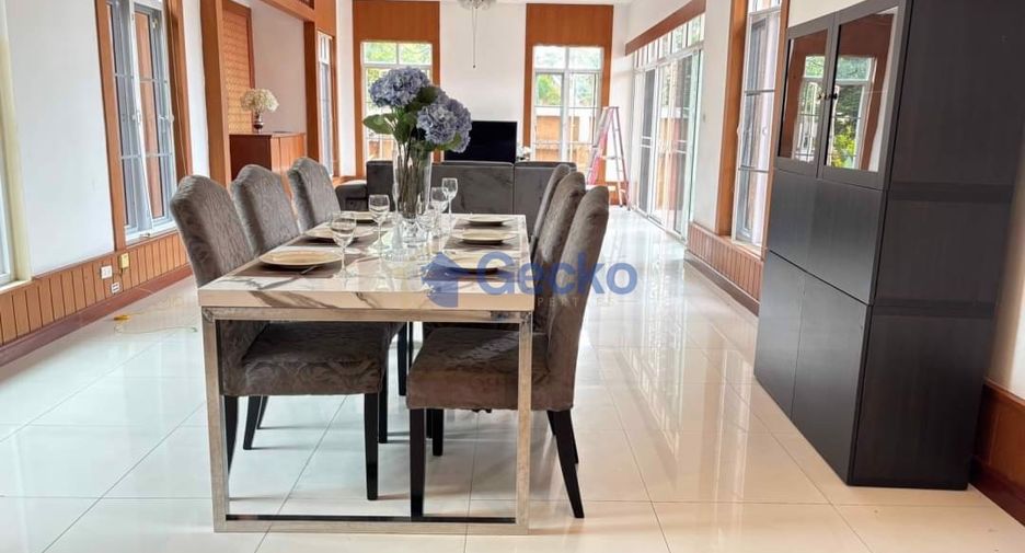 Casa en alquiler de 3 habitaciones en Bang Lamung, Chonburi
