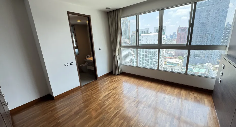 For rent 4 bedrooms apartment in Watthana, Bangkok