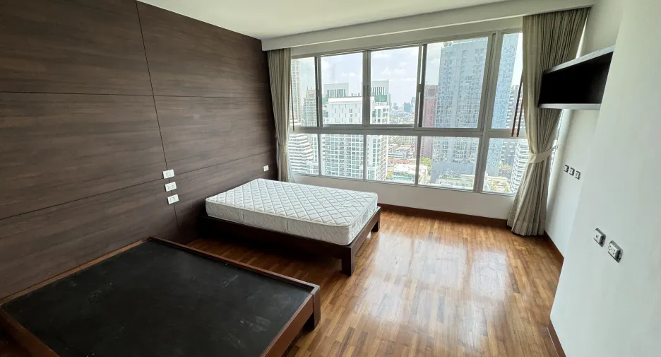 For rent 4 bedrooms apartment in Watthana, Bangkok