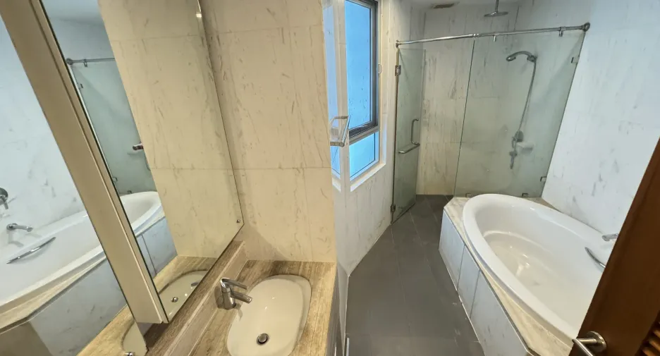 For rent 4 bedrooms apartment in Watthana, Bangkok
