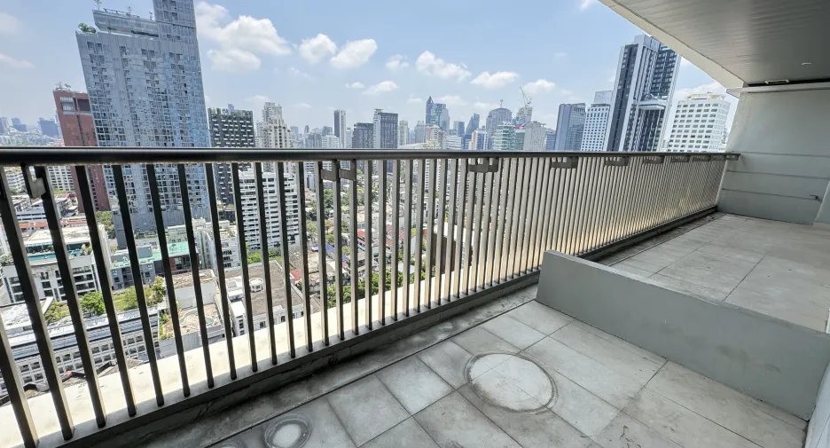 For rent 4 bedrooms apartment in Watthana, Bangkok
