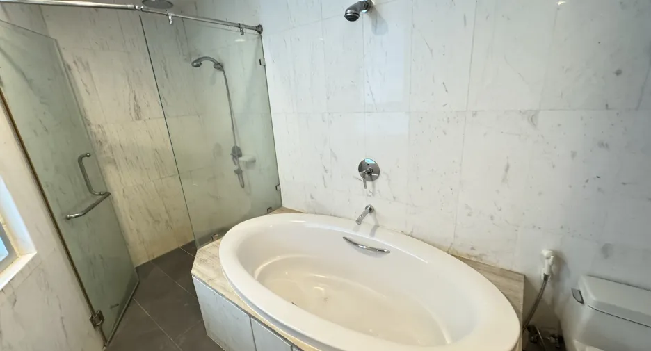 For rent 4 bedrooms apartment in Watthana, Bangkok