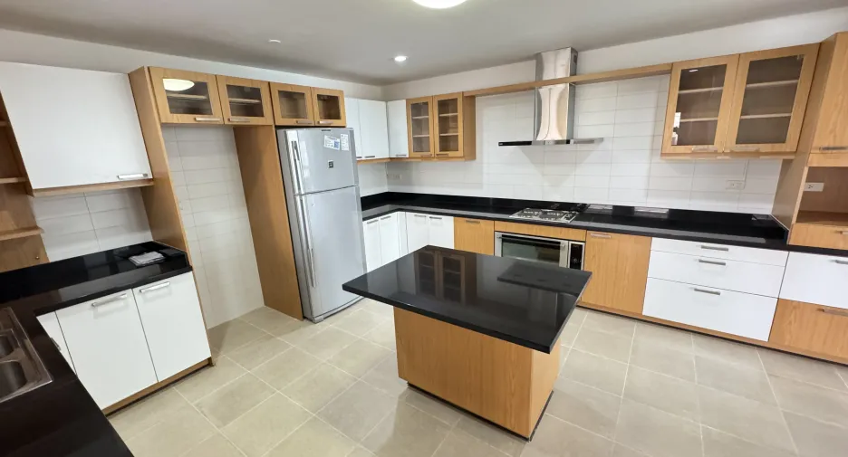 Apartamento en alquiler de 4 habitaciones en Khlong Toei, Bangkok