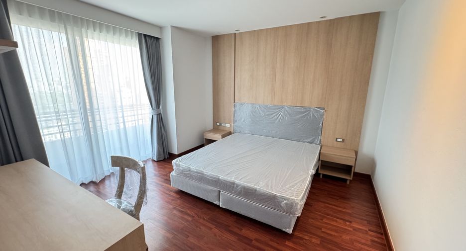 For rent 4 bedrooms apartment in Khlong Toei, Bangkok