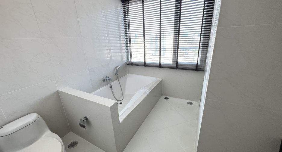 For rent 4 bedrooms apartment in Khlong Toei, Bangkok