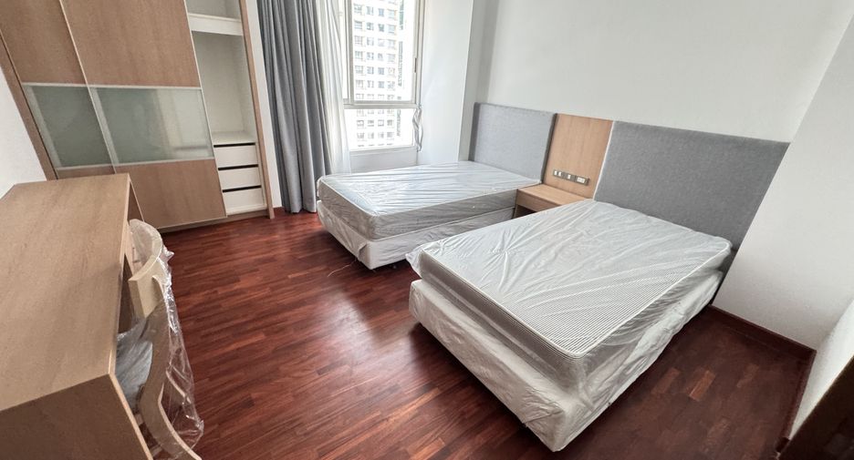 For rent 4 bedrooms apartment in Khlong Toei, Bangkok