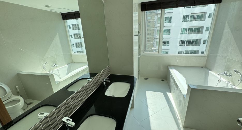 For rent 4 bedrooms apartment in Khlong Toei, Bangkok